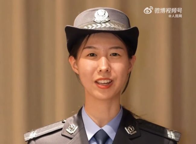 生死瞬间替同学挡8刀的女孩成了人民警察：我是军人的孩子