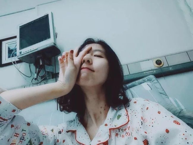 生死瞬间替同学挡8刀的女孩成了人民警察：我是军人的孩子