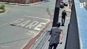 巴西老人分香蕉给女子，男友尾随从身后飞踢致老人受伤身亡