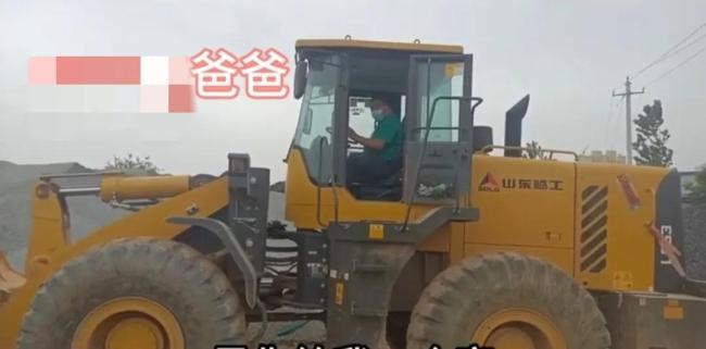老师收集学生父母工作画面班会上放 网友：这才是教书人的真正意义