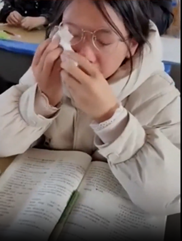 老师收集学生父母工作画面班会上放，孩子们看哭了