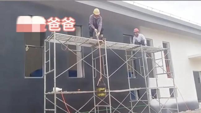 老师收集学生父母工作画面班会上放 网友：这才是教书人的真正意义