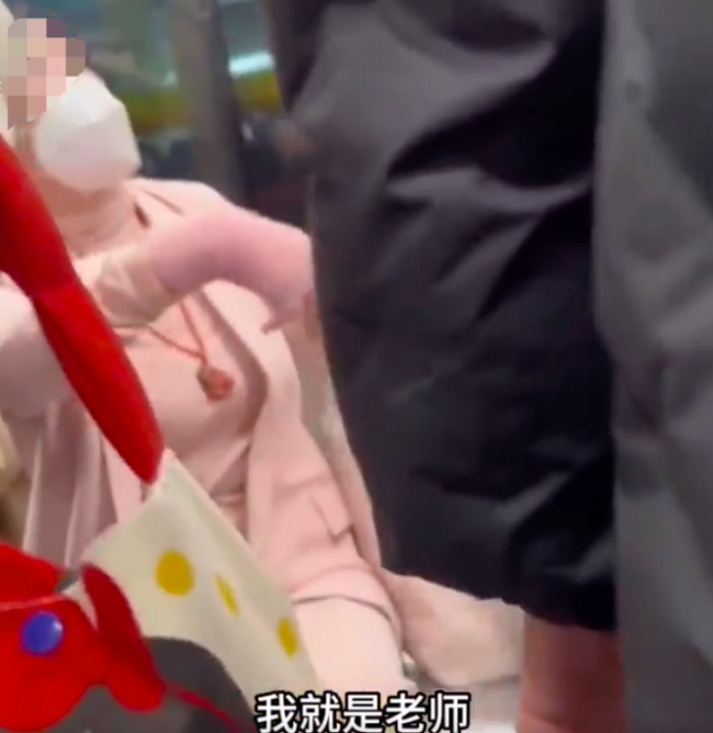 女子称&ldquo;我是大学老师 你是社会渣滓&rdquo;引起公愤