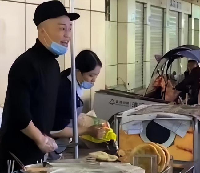 大妈眼红小伙生意好 阻拦摆摊摊贩&ldquo;亲吻&rdquo;还击