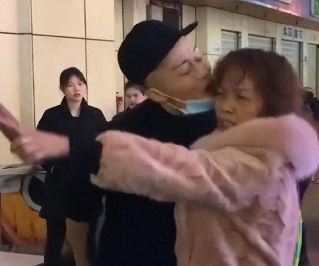 大妈眼红小伙生意好 阻拦摆摊摊贩&ldquo;亲吻&rdquo;还击