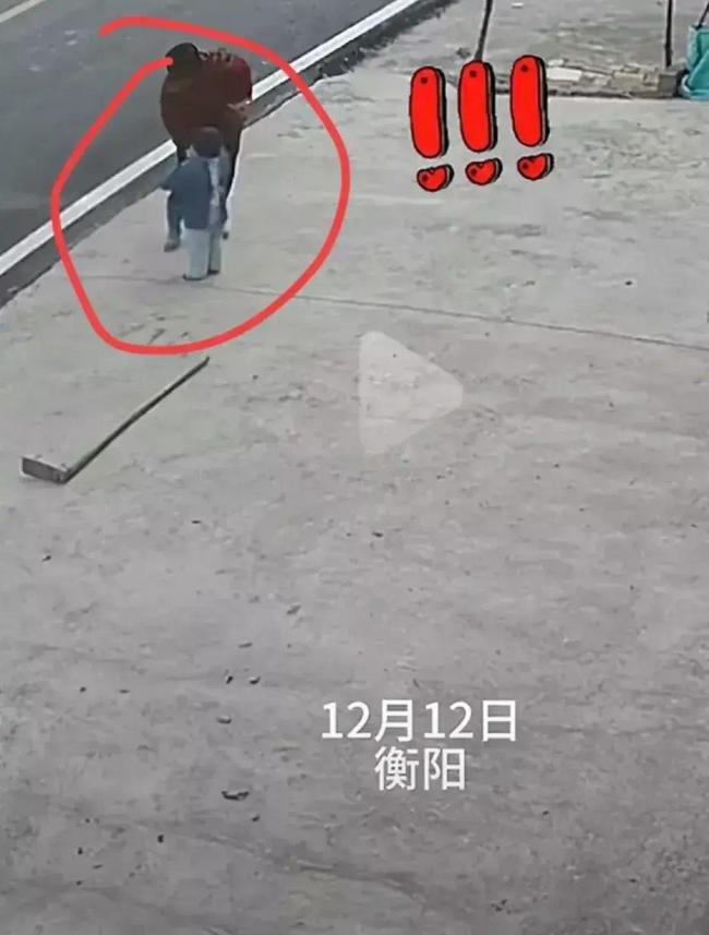 幼童在老家被奶奶照脸扇耳光倒地，吓的大哭