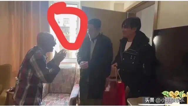 胡歌陈龙去养老院看望游本昌，先生生活简朴 网友：老前辈真是太低调了