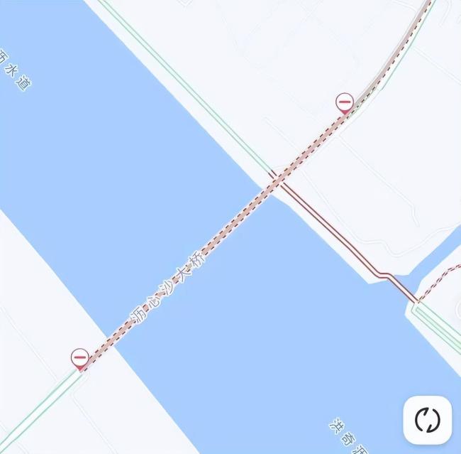 广州一大桥被船只撞断 有车辆落水，为何不走中间主航道？