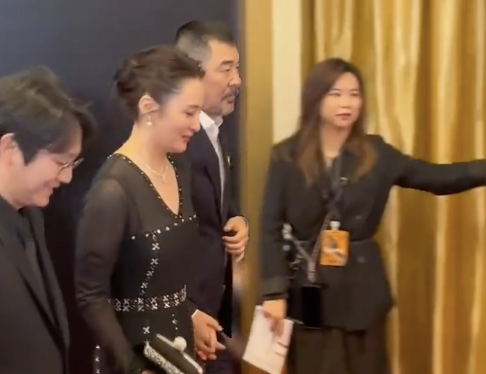 陈建斌红毯听取四郎声一片