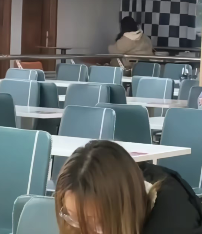 学生食堂内做不雅动作？校方通报非该校场景