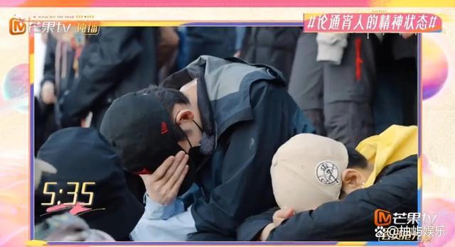 秦岚赵昭仪在火车上打伞 旅途趣事不断，姐妹情深展露
