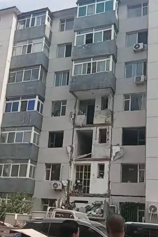 吉林辽源一居民楼多层阳台坠落