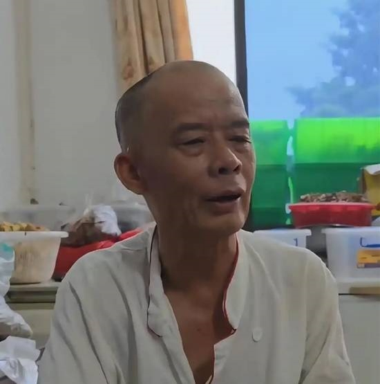 老莫回应百万债务仍捐款十万